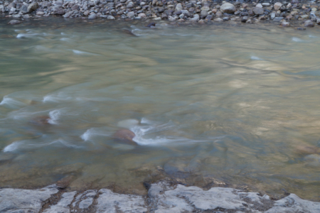 Fließendes Wasser im Maligne Canyon