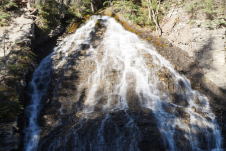 Ein kleiner Wasserfall im Maligne Canyon