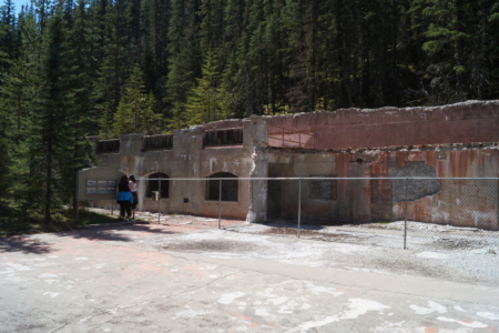 Die verlassenen Gebäude des alten Badehauses der Miette Hot Springs