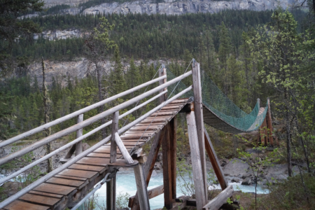 Eine Hängebrücke über den Robson River